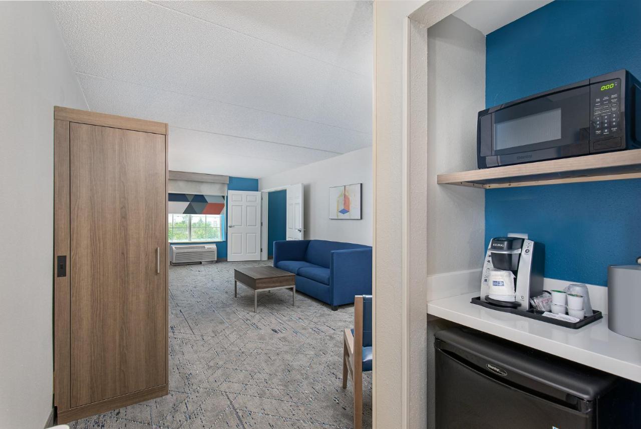 Holiday Inn Express & Suites Columbus At Northlake By Ihg Exterior foto